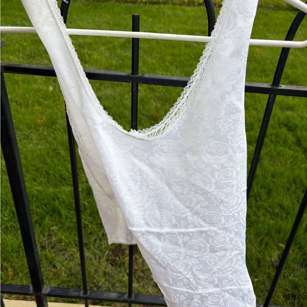Elegant White Lace Women's Sleepwear
